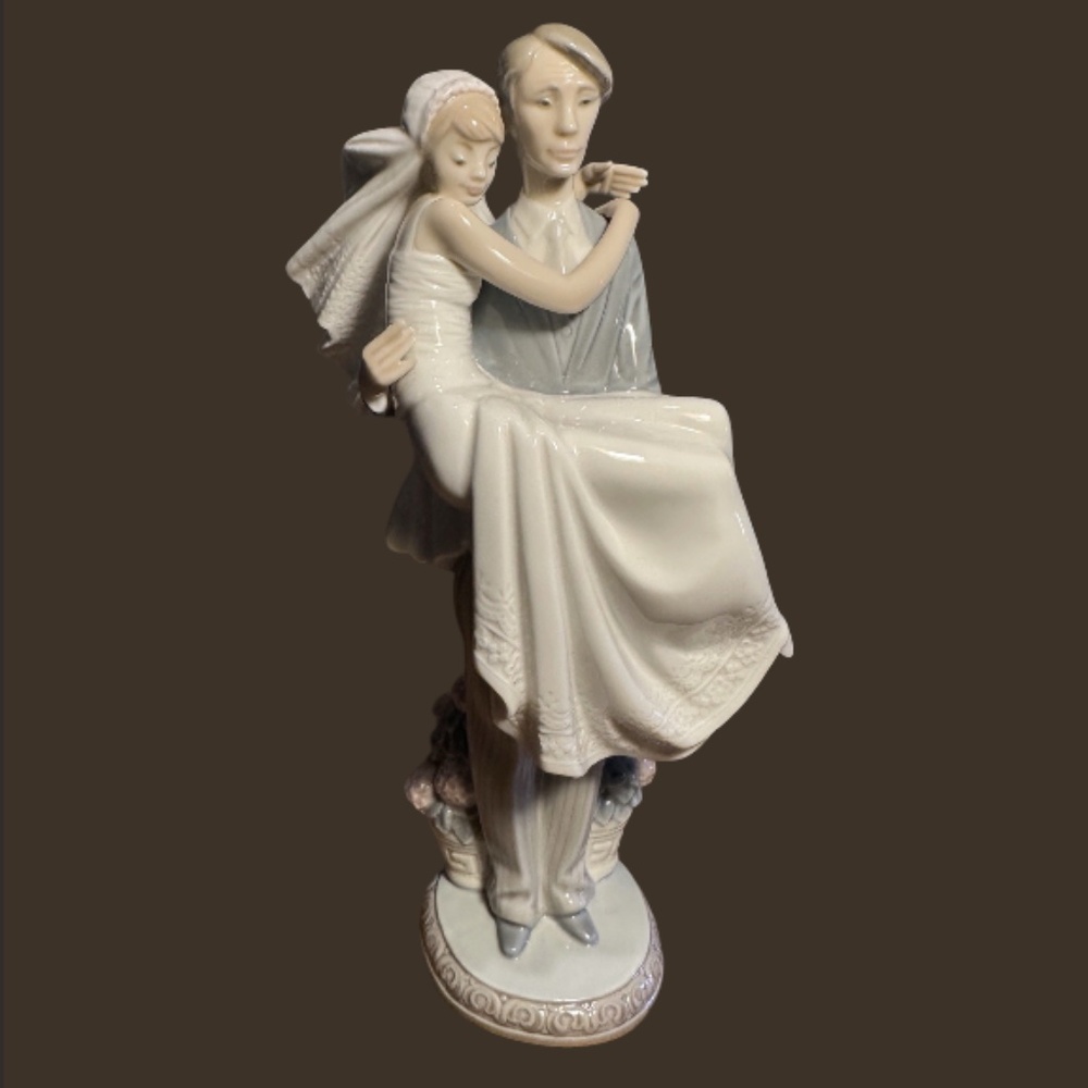 Lladro Figurine #5282 Over the Threshold - Wedding Couple/Bride & Groom 10.25"
